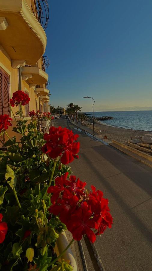 Hotel La Lampara เรจโจ ดี คาลาเบีย ภายนอก รูปภาพ