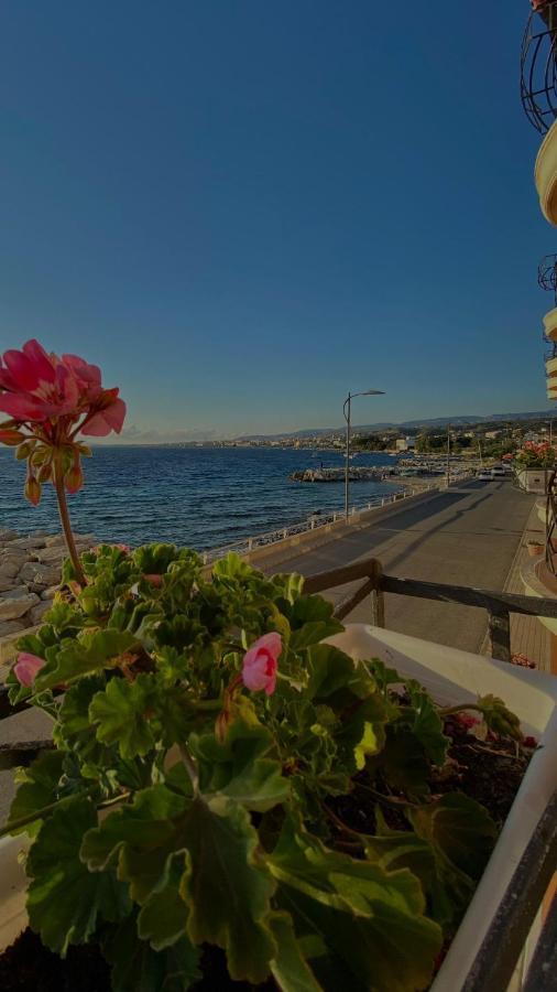 Hotel La Lampara เรจโจ ดี คาลาเบีย ภายนอก รูปภาพ