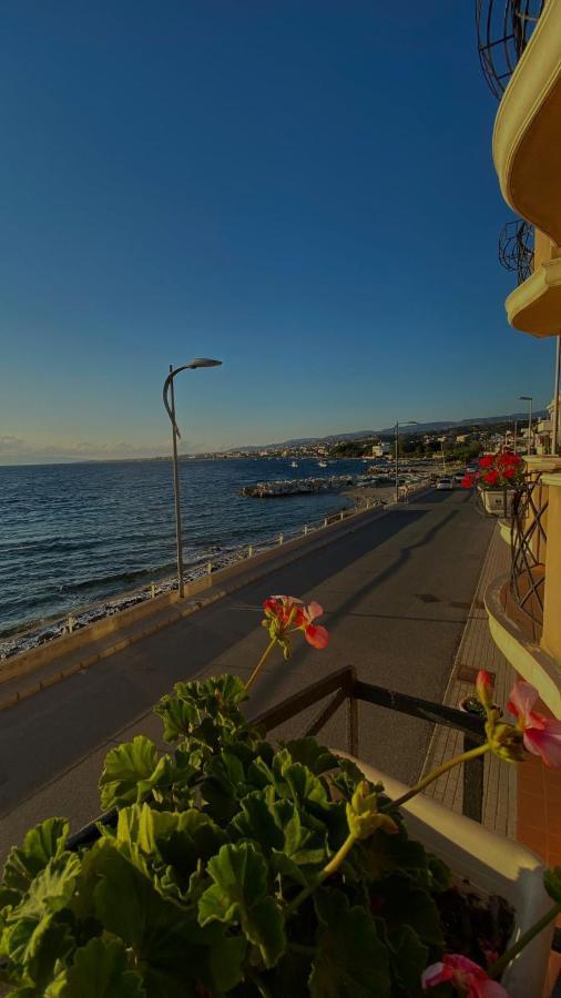 Hotel La Lampara เรจโจ ดี คาลาเบีย ภายนอก รูปภาพ